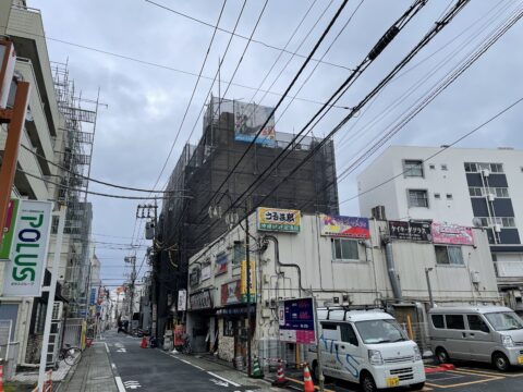 足立区竹の塚で集合住宅の定期メンテナンスの外壁塗装工事が始まりました。