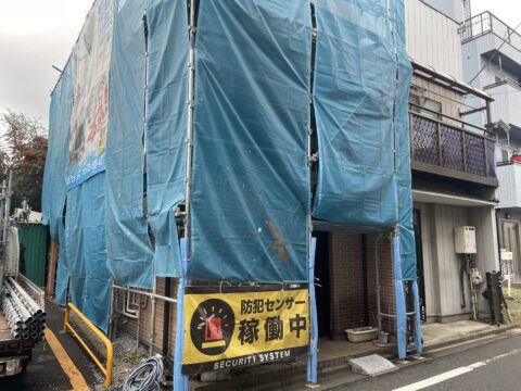 架設スペースの狭い外壁塗装工事が始まりました@東京都北区志茂の外壁塗装工事