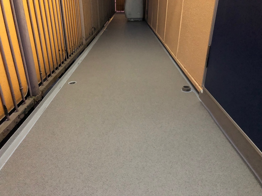 東京都杉並区の集合住宅の廊下と階段を長尺シートで美観アップ！！