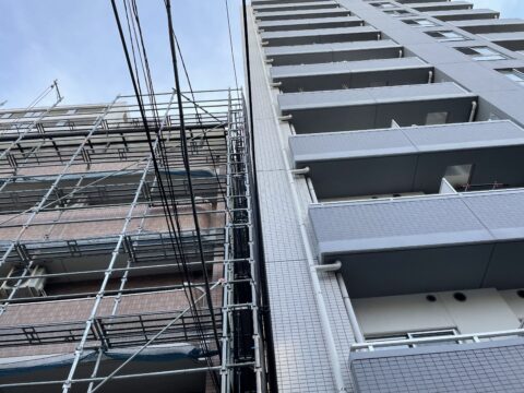 隣地敷地が狭小の外壁塗装工事もお任せください！！荒川区西日暮里の集合住宅の外壁塗装工事がはじまりました。