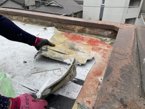 台東区入谷の屋上防水工事　既存の防水を撤去して施工していきます。