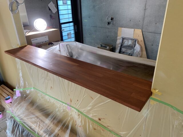 新築のキッチンカウンターの染色塗装／世田谷区成城