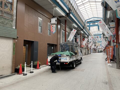 敷地の狭い外壁塗装　大阪③ 工事が完了し、資材を積み込み東京へ帰ります。