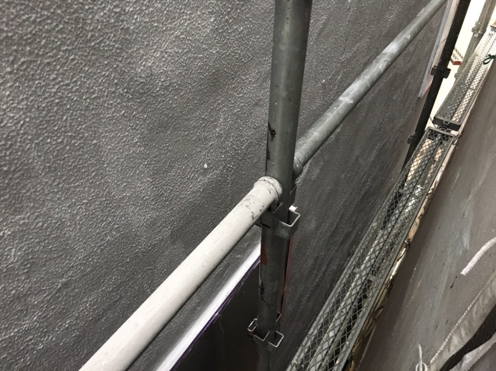 台東区下谷の狭い場所の足場　屋根は遮熱塗装で補助金がありました。