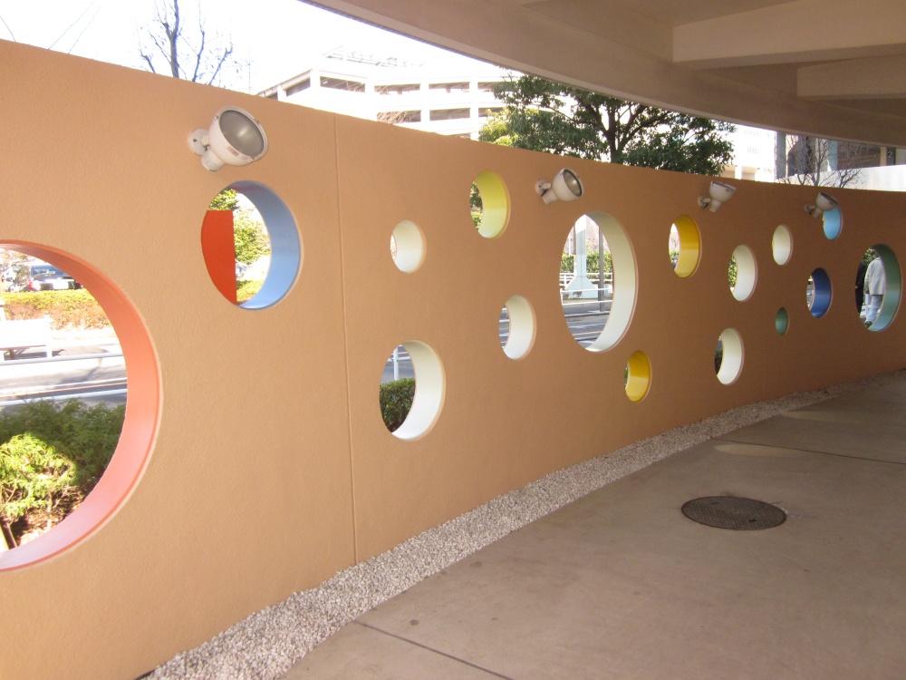 病院の塀塗装　カラフル　色分け