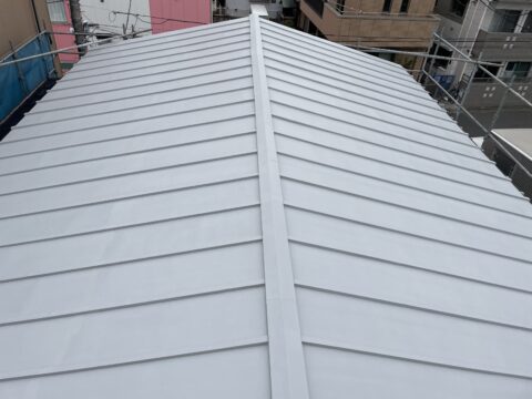 防水工事のトップコートを遮熱塗装@足立区南花畑の屋根防水工事