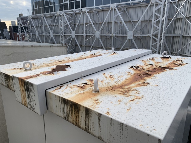 葛飾区東金町の腐食の激しいキュービクルの塗装工事