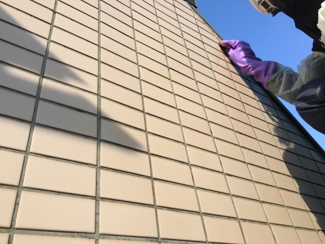 タイル塗装前にはタイル酸洗浄で汚れを落としておきます。