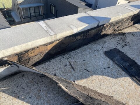 防水層の中に雨水が侵入！アスファルト防水の立ち上がりを撤去しております。