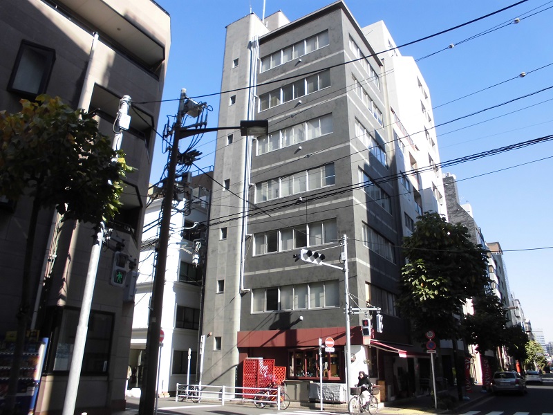 架設足場の設置には色々な準備や手続きが必要です。中央区新富のテナントビルの外壁改修工事が始まりました。