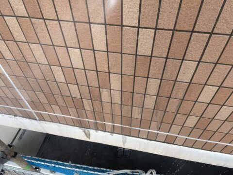 タイルのクリヤー塗装前にタイルの薬品洗浄をした方がいい理由