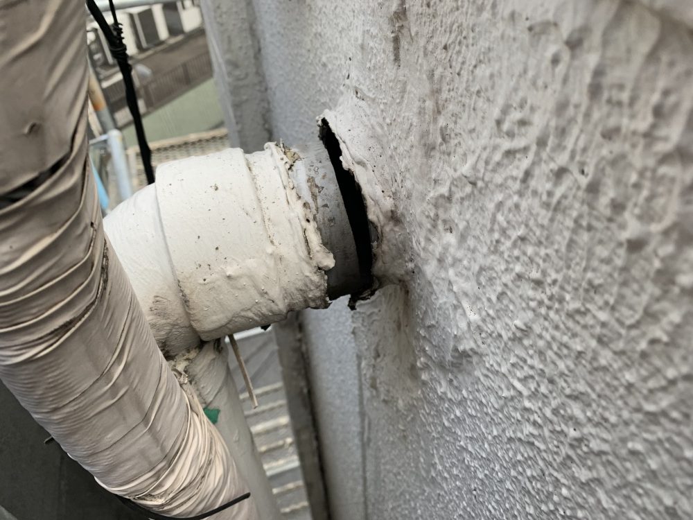 雨が降ると配管から水が垂れてくる！雨水管が外れていたのでボンドで再接着