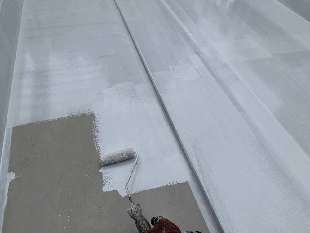 北烏山の立体駐車場の塗装は速乾で高耐久の錆止め塗装を進めております。