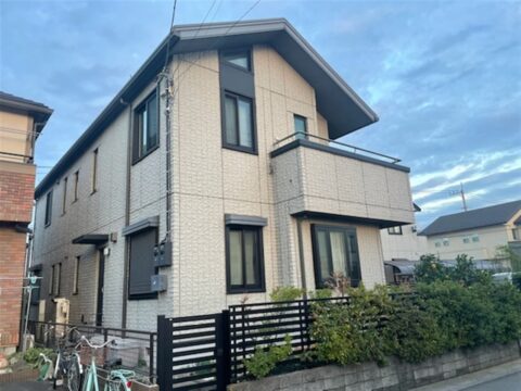 埼玉県上尾市でハウスメーカー外壁の塗装がはじまりました。