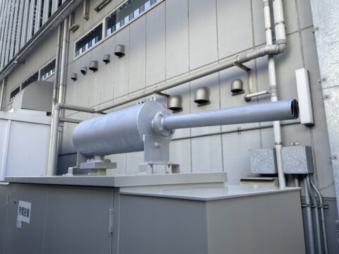 発電機のマフラー部分は耐熱塗料で塗装@横浜市鶴見区で発電機の塗装工事