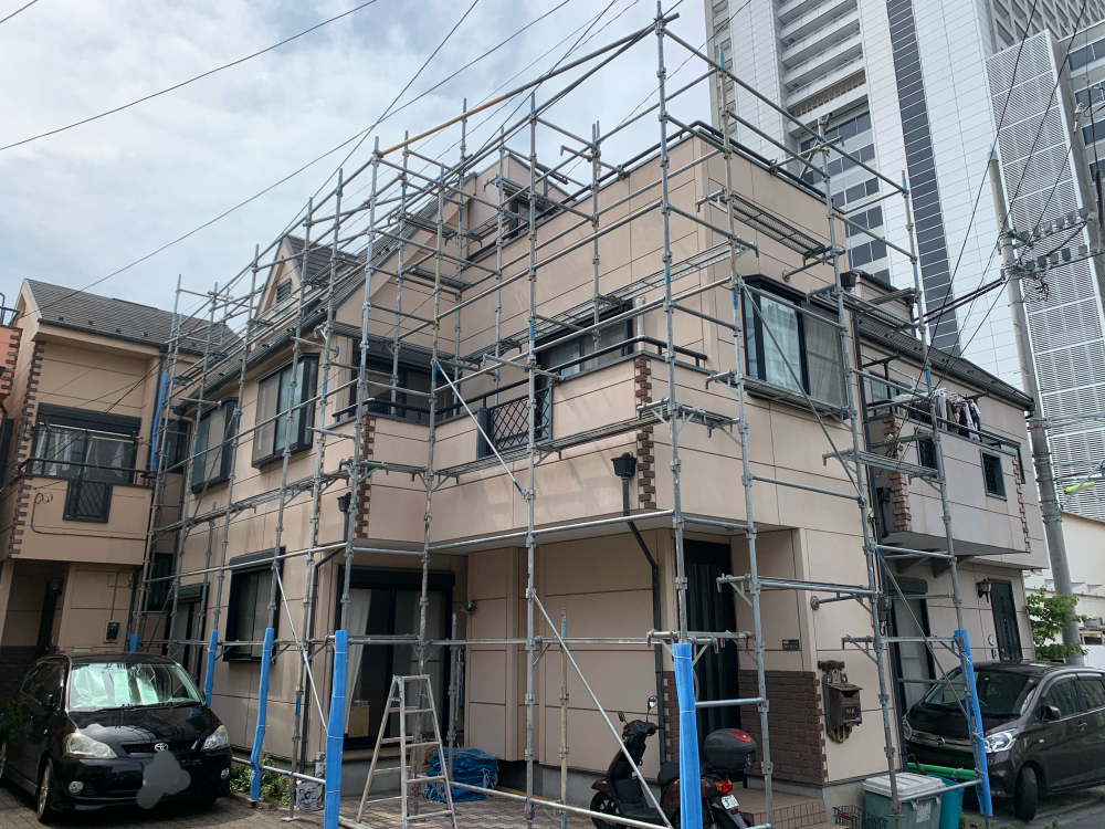 カラーシュミレーションで外壁塗装色を検討中/墨田区堤通で外壁塗装が始まります。