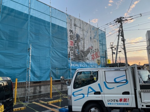 隣地コインパーキングを使用させて頂き足場の架設足場をお考えのお客様必見/足立区本木の屋根塗装工事