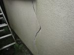 【東京都中野区　クラック補修（Uカット）】壁から水漏れ？大きいクラックの補修