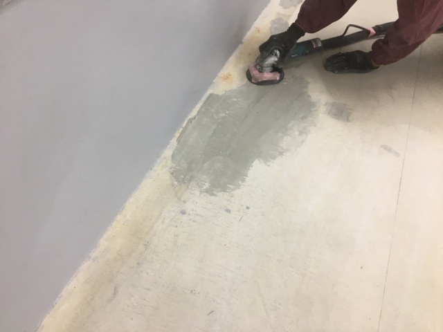 トランクルームのバイク駐車場の床塗装　ABC商会のパーキングガードで施工/下地処理編