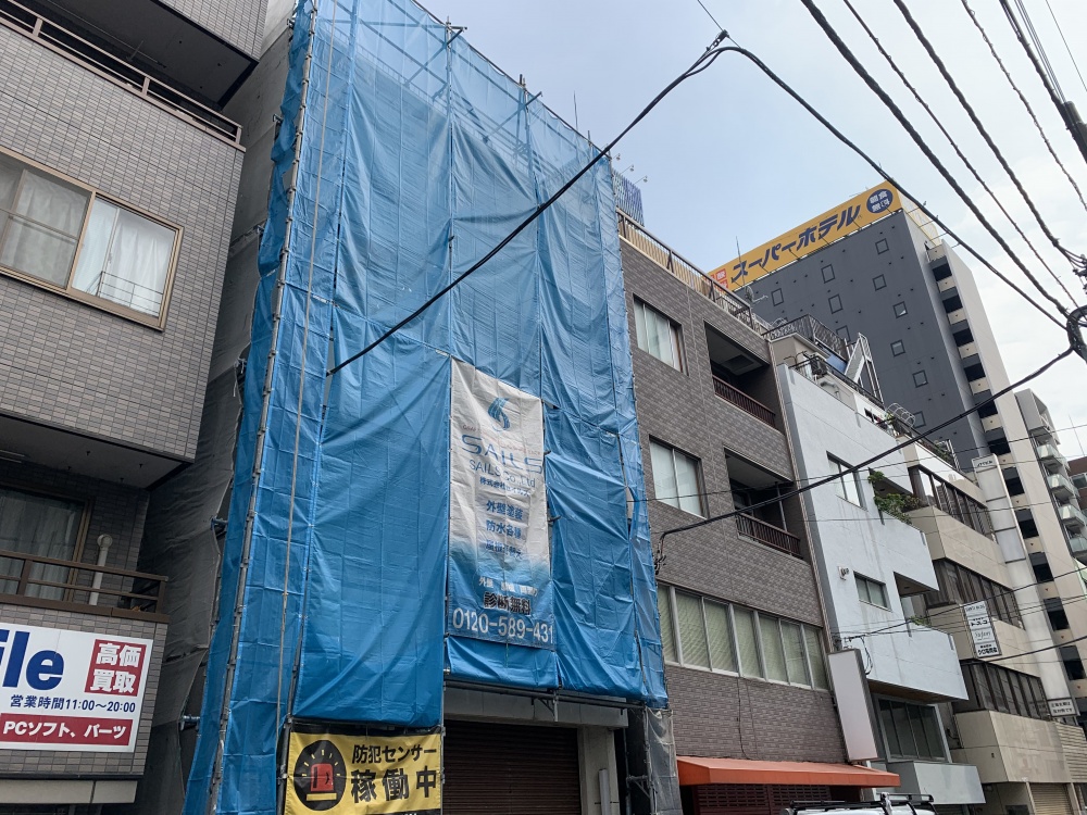 狭い敷地内足場もOK!台東区上野の外壁塗装工事が始まります。