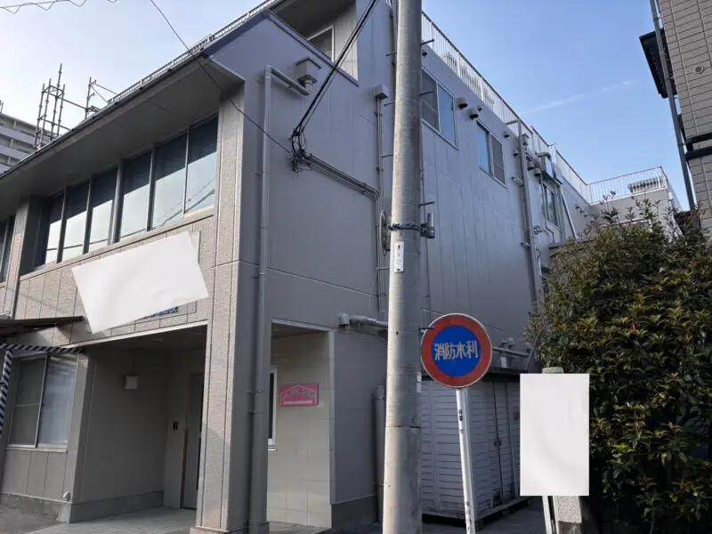 【中野区中野】病院の外壁改修工事|患者様や近隣に配慮した安全・確実な施工