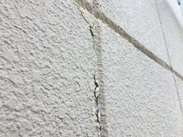 ALC板間からの雨漏りを外壁改修工事で直していきます。江東区大島の外壁塗装工事