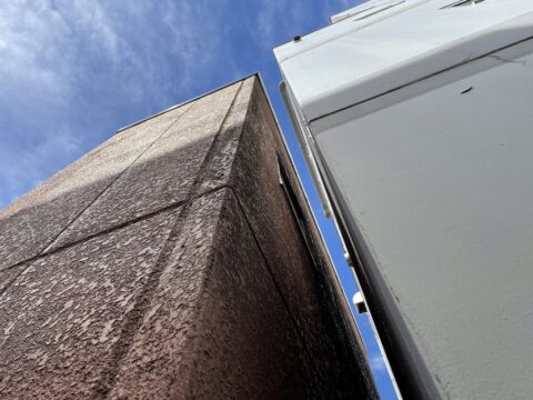 建物間の狭い場所での足場と塗装