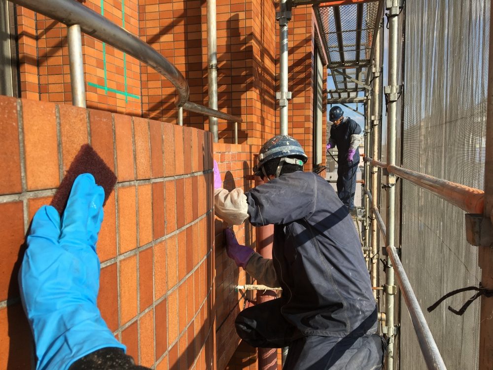 外壁タイルの洗浄 浮いた古いクリヤー塗膜を落としながら洗浄／江戸川区西葛西