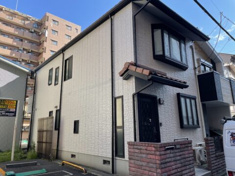 外壁の点検と外壁の落書きを消しに横浜市へ。フッ素塗料の高い防汚性能