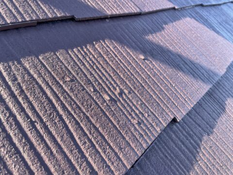 屋根の塗装後の白化の原因！夜露や結露で屋根が濡れている時は塗装を見合わせます。