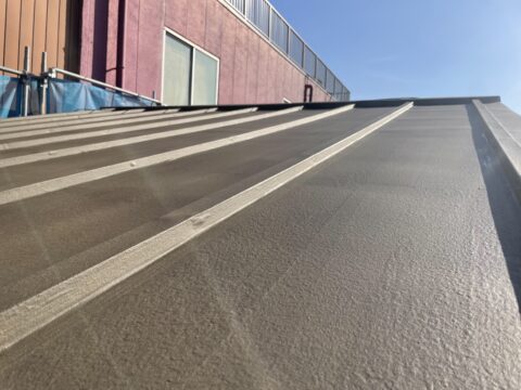 金属屋根の防水工事はポリマーセメント系防水材『ビッグサンコートMR工法』で！！＠東京都足立区南花畑の防水工事