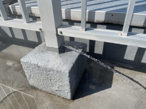 原因不明の雨漏り！？屋上の手摺は大丈夫？