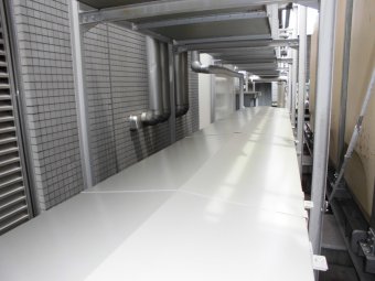 ビル電気配管ラックの塗装　設備機器の塗装はお任せください。