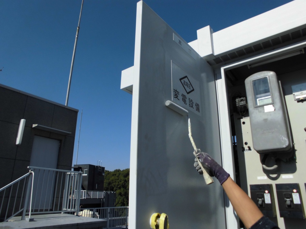 品川区自社ビル　キュービクル内外塗装工事　停電作業