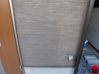 外壁のシーリング箇所が黒くなってしまった　ブリード発生