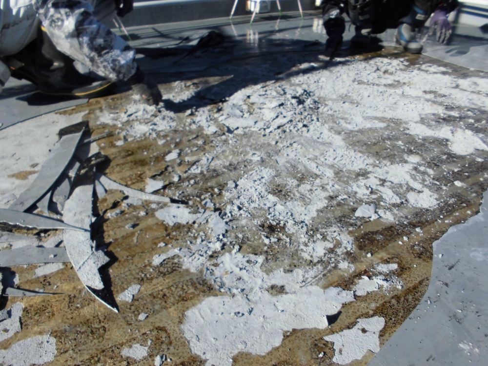 下地の状態がかなり悪い屋上防水工事/足立区中川