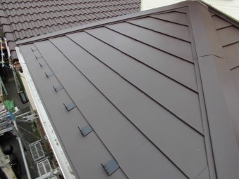戸建て住宅の外壁塗装と屋根の葺き替え　ガルバリウムカバー工法