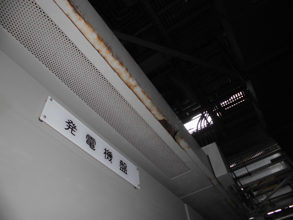 屋上の非常用発電機の塗装工事　部分的な補修塗装でもOKです！