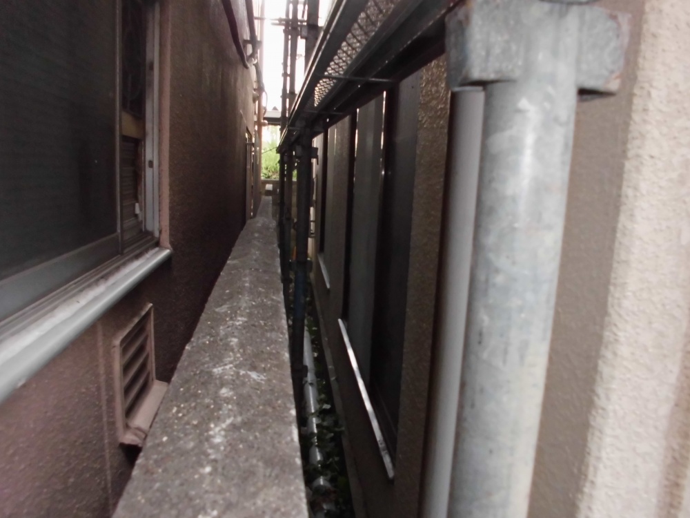 狭いスペースの足場もお任せ！足立区東和仮の仮設場工事