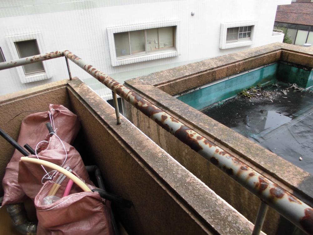 神奈川県横浜市　ベランダ手摺塗装と手摺基礎モルタル補修