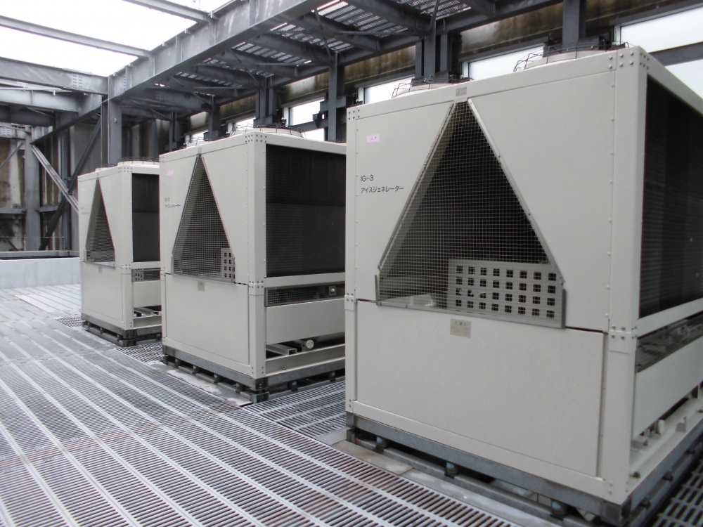 屋上設備機器の塗装はお任せください。