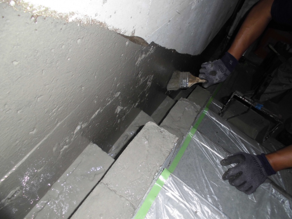コンクリ側溝の防水工事　建物内排水通路の防水