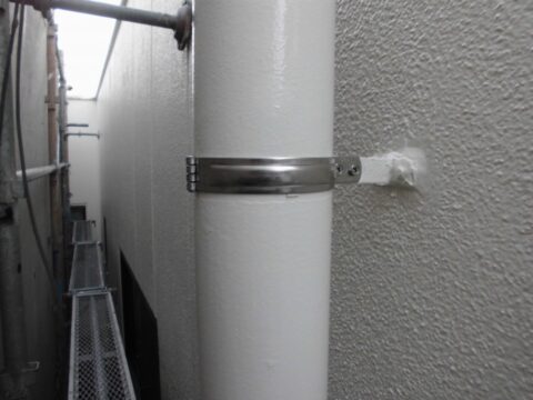 【東京都荒川区　配管バンド交換】配管の金物から出る錆が気になりませんか？ステンレスのバンドに交換で錆予防