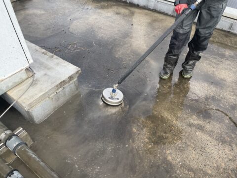 飛散しにくい屋上の洗浄方法@東京都品川区大崎で大規模屋上防水工事