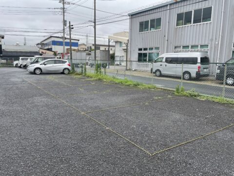 アスファルトが砂利のように劣化していてライン塗装ができない。発光ロープで駐車場区画線工事