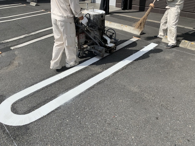 店舗の休日を利用して駐車場のラインの引き直し。足立区江北の駐車場ライン塗装