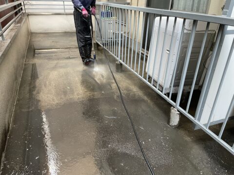 防水工事前の高圧洗浄清掃は必要なのか？東京都台東区入谷のバルコニー防水工事