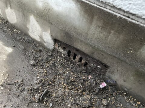 ベランダの植木は雨漏りの原因になる可能性が！排水口の詰まりに注意！