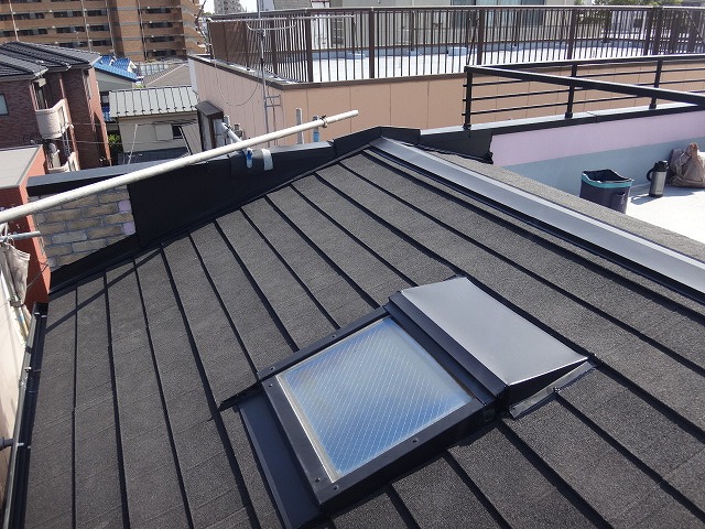 お洒落な屋根にカバー工法で葺き替え/屋根の葺き替えカバー工法は足立区鹿浜のセイルズ　