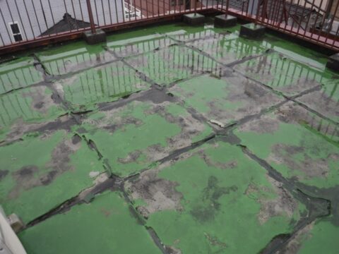 防水層に水が入ってしまうと劣化がどんどん進んでしまいます。